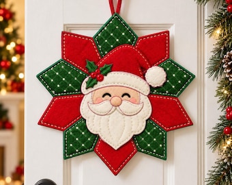 Könnte beinhalten: Ein sternförmiger Wandbehang aus Stoff mit einem zentralen Weihnachtsmann-Gesicht, weißem Bart, roter Mütze und grünen Stechpalmenblättern. Der Hintergrund besteht aus abwechselnd roten und grünen gesteppten Rauten mit weißen Punkten.