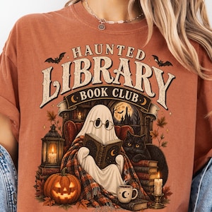 Maglietta del club del libro "Biblioteca infestata", maglietta di Halloween "Lettore fantasma", colori comodi e spettrali per gli amanti dei libri.