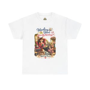 T-Shirt mit Katzenmotiv und Kaffeegeschmack | Lustiges Homeoffice-Shirt, Geschenkidee für Remote-Arbeiter