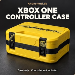 Può includere: Una custodia rettangolare giallo brillante per controller Xbox One con il logo nero di Cyberpunk 2077 sul coperchio. La custodia presenta due chiusure nere con etichette gialle Caution in inglese e giapponese e una fascia nera centrale.