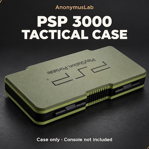 Può includere: Una custodia tattica verde oliva per console PSP 3000. La custodia rettangolare riporta il testo AnonymusLab, PSP 3000 TACTICAL CASE, PlayStation Portable, PSP e Case only - Console not included. Presenta cerniere e bordi neri.