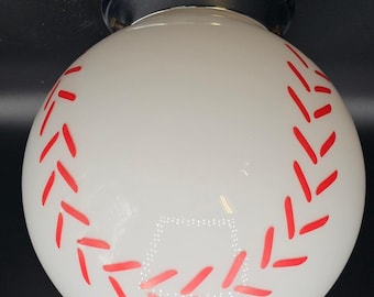 Globo de luz de teto vintage com tema de beisebol, em vidro leitoso, com costura vermelha e base cromada, 20 cm (8").