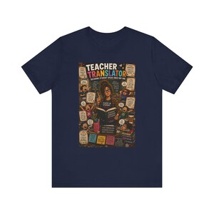 Op de afbeelding: Een marineblauw t-shirt met een grafische print getiteld Teacher Translator. Het ontwerp toont een docent met een Student Language Dictionary, omringd door leerlingen en tekstballonnen met zinnen zoals Decoding Student Speak Since Day One.