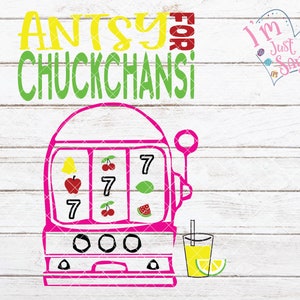 Può includere: Una slot machine rosa con ciliegie, una campana, un lime, un'anguria e il numero 7 in ogni finestra. Il testo "Antsy for Chuckchansi" è sopra la slot machine. Un bicchiere di limonata e una fetta di lime sono a destra della slot machine.