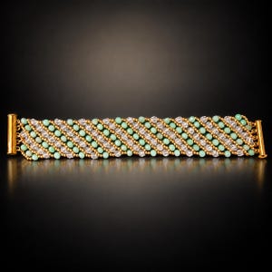 Handvävt armband i mintgrönt kristall, art déco-gulddetaljer, statement-smycken för brudparet.