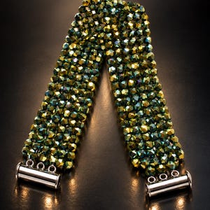 Handvävt armband med skimrande kristaller, brett pärlbelagt statement-smycke (grönt guld).