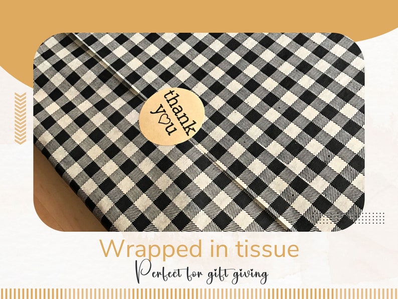 Puede incluir: Un regalo envuelto en papel de seda a cuadros blancos y negros, sellado con una pegatina redonda que dice "thank you" con un coraz&oacute;n. El texto "Wrapped in tissue" y "Perfect for gift giving" est&aacute; debajo.