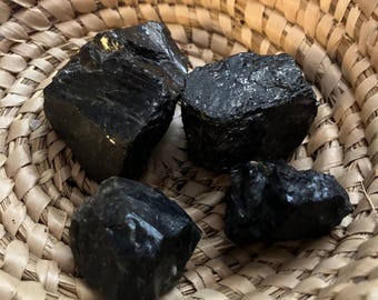 Anthracite LOT 386 g (13.6 oz) one large piece and several small mineral rock