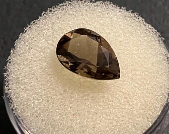 ジュエリーや工芸品に最適な、ファセットカットされたスモーキークォーツの宝石。