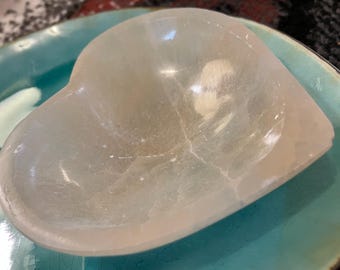 Carved Crystal Rose Quartz Heart Dish Translucent Scalloped Edge Decorative Bowl