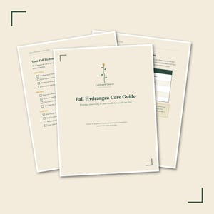 Puede incluir: Un documento digital de varias páginas titulado Fall Hydrangea Care Guide con fondo crema, texto verde oscuro y un pequeño icono de flor amarilla. Las páginas incluyen una lista de verificación para el mantenimiento de plantas en otoño.
