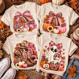 Puede incluir: Cuatro camisetas de color crema con gráficos de temática otoñal. Los diseños incluyen un balón de fútbol americano con un lazo de cuadros rosa, calabazas, girasoles, un sombrero de vaquero con botas y un fantasma con gafas de sol.