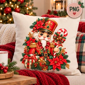 Puede incluir: Un cojín cuadrado con una ilustración impresa de un cascanueces con uniforme rojo y dorado, sosteniendo un bastón de caramelo, rodeado de flores de pascua rojas, ramas de pino y regalos envueltos sobre tela color crema.
