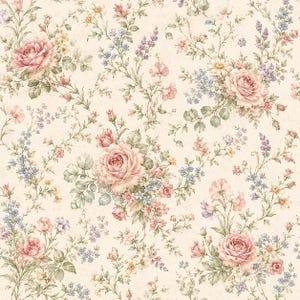 Puede incluir: Un patrón de papel tapiz con fondo crema y un diseño floral repetitivo. El estampado incluye grandes rosas rosadas, pequeñas nomeolvides azules, ramas de lavanda y follaje verde delicado dispuestos en una composición botánica orgánica y extendida.