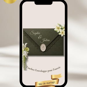 Peut inclure: Un écran de smartphone affiche une invitation numérique avec une enveloppe vert olive foncé ornée de dentelle, de fleurs blanches et d'un sceau de cire. Le texte indique "MAISON SOHÉA", "Sophie & Julien", "Touchez l'enveloppe pour l'ouvrir" et "Site de mariage personnalisé".