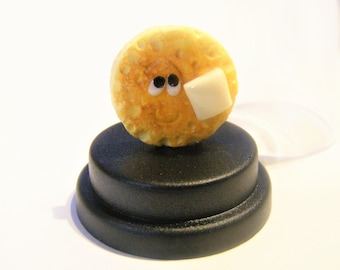 Crumpet Pet © crumpet cadeau, crumpet en boter bff verjaardag komedie cadeau nieuwigheid cadeau dashboard cadeau humoristisch cadeau bureau top cadeau Grappig cadeau