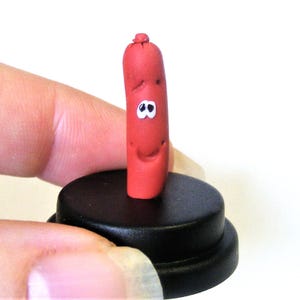 Saveloy Pet © Haustierwurst, Saveloy-Wurst, Chip-Shop-Wurst, rote Wurst, Comedy-Geschenk, Neuheitsgeschenk, süßes Geschenk, Schreibtischgeschenk, lustiges Geschenk
