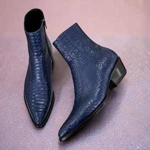 Botines Primo Pelle para hombre, hechos a mano, con cremallera lateral y piel de pitón azul repujada.