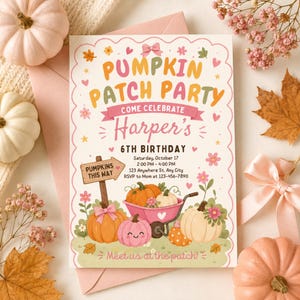 Op de afbeelding: Een rechthoekige verjaardagsuitnodigingskaart met de tekst PUMPKIN PATCH PARTY, COME CELEBRATE Harper's 6TH BIRTHDAY, Saturday, October 17, 2:00 PM - 4:00 PM, 123 Anywhere St. Any City, RSVP to Mom at 123-456-7890 en PUMPKINS THIS WAY.