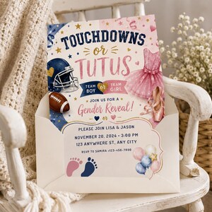 Puede incluir: Una tarjeta de invitación para revelación de género con un casco de fútbol americano azul marino y un balón marrón a la izquierda, y un tutú rosa con zapatillas de ballet a la derecha. El texto dice Touchdowns or Tutus y detalles del evento.