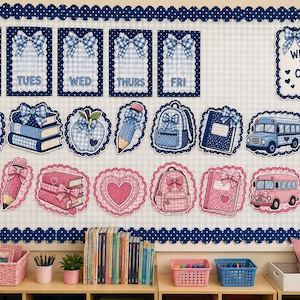 Könnte beinhalten: Ein Klassenzimmer-Pinnwand-Set mit blau-rosa Vichy-Karomustern, Schleifen, Schulmaterial und Bussen. Das Set enthält Wochentagsbeschriftungen und ein Schild mit der Aufschrift Welcome to our class, verziert mit Büchern und einem Apfel.