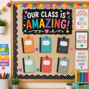 Può includere: Una bacheca con sfondo beige, bordo a pois bianchi e neri e un cartello con la scritta OUR CLASS IS AMAZING. Presenta sei ritagli di quaderni in arancione, verde acqua, nero, verde chiaro, rosso e grigio, oltre a tre poster.