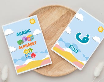 Puede incluir: Dos tarjetas educativas rectangulares con un fondo de cielo azul claro, nubes blancas y un sol amarillo. Una tarjeta muestra el texto ARABIC ALPHABET con bloques de construcción y piezas de rompecabezas coloridos. La otra muestra la letra árabe Faa.