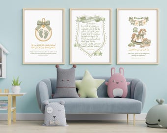 Puede incluir: Tres cuadros de pared con marcos de madera clara que presentan ilustraciones en verde salvia y dorado de huellas de bebé, caligrafía árabe y un caballito balancín con el texto Welcome It's a Boy y versos religiosos en inglés y árabe.