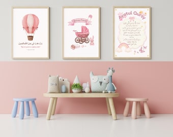 Puede incluir: Tres cuadros de pared con ilustraciones en rosa de un globo aerostático, un cochecito de bebé con un cartel de Welcome Princess y el texto Ayatul Qursy con un arcoíris y mariposas, sobre un banco de madera con varios peluches.