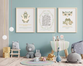 Puede incluir: Tres láminas decorativas enmarcadas con ilustraciones en verde salvia y crema que muestran un body de bebé, caligrafía árabe y un cartel de bienvenida con cajas de regalo. Los cuadros de madera clara cuelgan sobre una pared azul apagado.