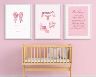 Puede incluir: Tres láminas de pared enmarcadas en tonos rosas. La lámina izquierda presenta un lazo rosa y texto en árabe. La central muestra ropa de bebé en un tendedero, bloques y el texto Welcome Baby Girl. La derecha contiene el texto Ayatul Qursy.