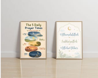 Puede incluir: Dos láminas de pared enmarcadas. La lámina de la izquierda presenta el texto The 5 Daily Prayer Times A day of prayer con cinco ilustraciones ovaladas que representan paisajes en diferentes momentos del día, etiquetadas como Fajr, Dhuhr, Asr, Maghrib e Isha. La lámina de la derecha muestra el texto Alhamdullillah, Subhanalloh y AllohuAkbar dentro de un borde arqueado con una luna creciente y nubes.