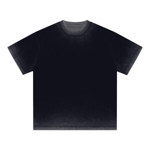 Peut inclure: Un t-shirt à manches courtes d'une couleur noire profonde et unie. Le vêtement présente un col rond classique et un ourlet droit. Le tissu possède une texture subtile et uniforme sur toute la surface, offrant un aspect cohérent à l'ensemble.