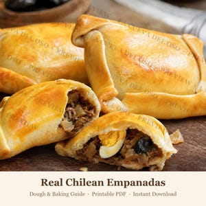 Puede incluir: Cuatro empanadas horneadas de color dorado con una corteza brillante. Dos están enteras y dos están partidas por la mitad para mostrar un relleno de carne picada, cebolla, huevo duro y una aceituna negra. El texto dice Real Chilean Empanadas.