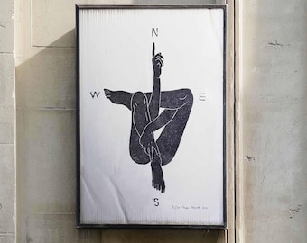 Abstrakcyjny plakat z ludzkim kompasem | Minimalistyczny, surrealistyczny, czarno-biały wydruk artystyczny | Dekoracja ścienna w stylu boho Wanderlust | Oprawione płótno | Ścienna grafika z kierunkiem podróży