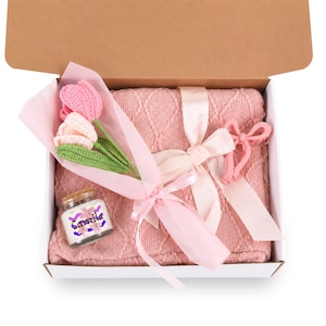 Custom Name Candle Gift Set with Cozy Blanket, Handmade Crochet Bouquet, Personalized Birthday Gift for Her, Bridesmaid Spa Gift Box