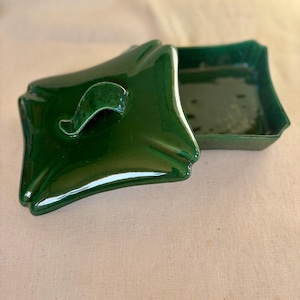 Dulcera de cerámica verde con tapa, estilo vintage de California, caja de baratijas de cerámica de mediados de siglo.