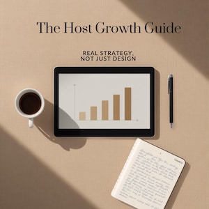 K&ouml;nnte beinhalten: Ein digitales Tablet mit einem Balkendiagramm, eine wei&szlig;e Tasse mit schwarzem Kaffee, ein schwarzer Stift und ein offenes Notizbuch mit handschriftlichem Text. Der Text lautet The Host Growth Guide und REAL STRATEGY, NOT JUST DESIGN auf beigem Grund.