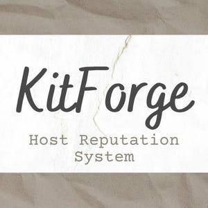 K&ouml;nnte beinhalten: Ein Banner mit dem Text KitForge Host Reputation System in der Mitte, umgeben von verschiedenen in braunes Papier eingewickelten Geschenken, einige mit Schnur oder Kordel gebunden, und einer kleinen Gruppe wei&szlig;er G&auml;nsebl&uuml;mchen unten rechts.