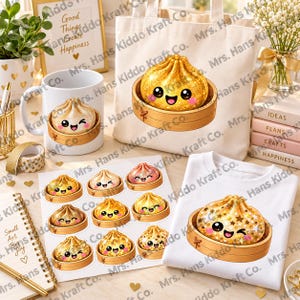 Puede incluir: Una colección de artículos con un lindo personaje de dumpling en una vaporera de bambú, que incluye una taza de cerámica blanca, una bolsa de tela, una camiseta blanca y una hoja de pegatinas, todos con el mismo gráfico de dumpling dorado.