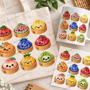 Puede incluir: Una bolsa de tela, una taza de cerámica blanca y una hoja de pegatinas, todas con un patrón repetitivo de adorables dumplings antropomórficos con forma de fruta en vaporeras de bambú. Cada dumpling tiene una cara sonriente y representa frutas como fresa, sandía, limón, naranja, arándano, cereza, melocotón, piña y kiwi.