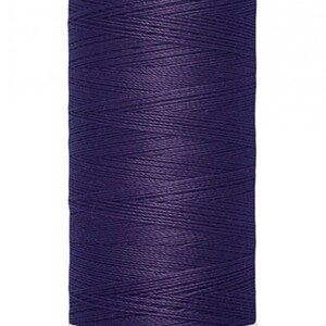May include: A spool of Gütermann thread in a deep purple color. The spool is labeled with "Gütermann" and "250 m - 274 yds/vgs".