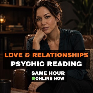 Puede incluir: Una persona de cabello oscuro con camisa oscura sentada en un sillón de cuero. El texto dice: LOVE & RELATIONSHIPS PSYCHIC READING SAME HOUR ONLINE NOW. La persona apoya la barbilla en la mano y mira hacia adelante en una habitación.
