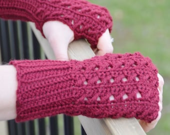 Peut inclure: Une paire de mitaines en crochet de couleur bordeaux avec un motif ajouré. Les mitaines sont faites avec un fil doux et ont une sensation chaude et confortable.