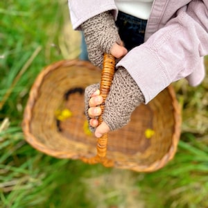 crochet pattern for fingerless gloves with thumb