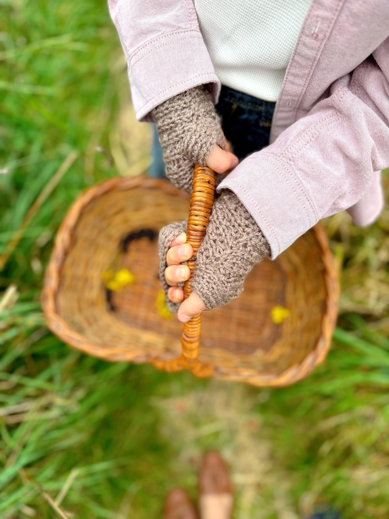 crochet pattern for fingerless gloves with thumb