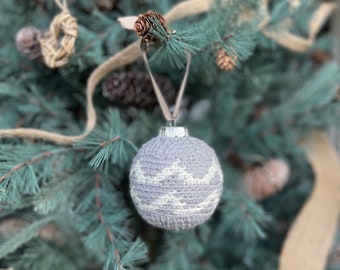 CROCHET PATTERN / Crochet Christmas Bauble Decoration / Zig Zag Bauble - PDF Crochet Pattern