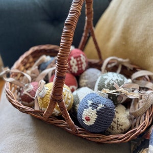 CROCHET PATTERN / Crochet Christmas Bauble Decoration / Straight Swirls Bauble PDF Crochet Pattern image 3