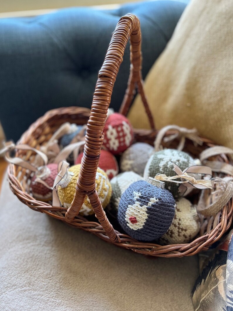 CROCHET PATTERN / Crochet Christmas Bauble Decoration / Straight Swirls Bauble PDF Crochet Pattern image 3