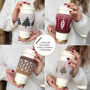 Op de afbeelding: Vier witte reisbekers met gouden banden, elk versierd met een unieke gehaakte hoes. Ontwerpen omvatten een kerstboom, geometrische patronen en een sneeuwvlokmotief. De afbeelding bevat de tekst "4 DESIGNS INCLUDED + VIDEO TUTORIAL + PRINTABLE."